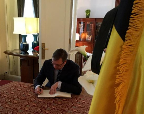 Vučić se upisao u Knjigu žalosti