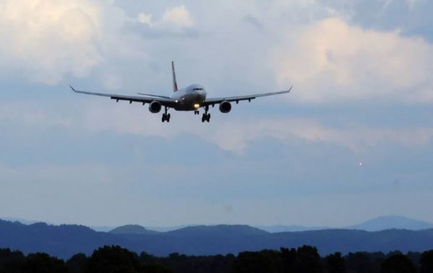 Putnici blokirani na aerodromu