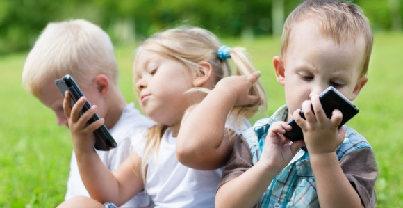 "Pametni" telefoni ometaju razvoj fine motorike