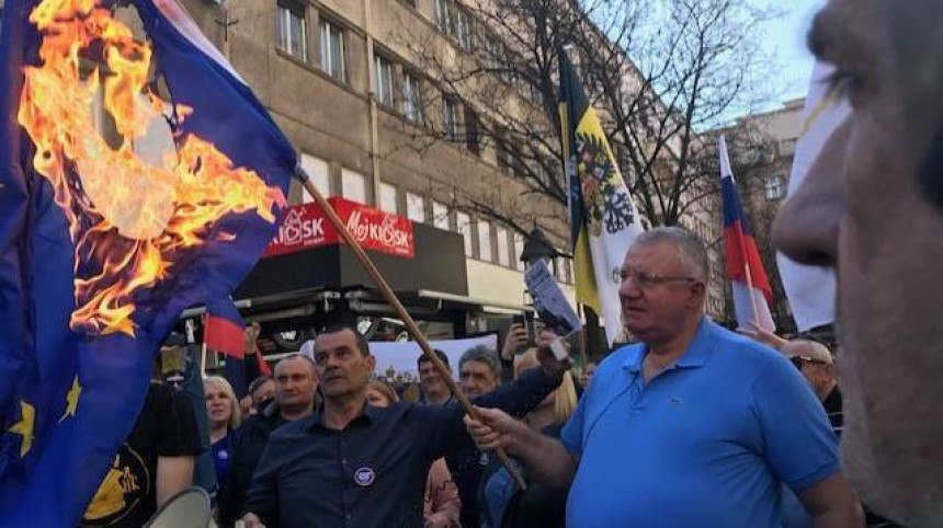 Београд: Шешељ запалио заставе