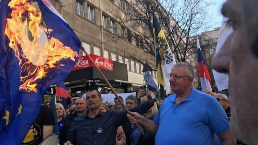 Beograd: Šešelj zapalio zastave