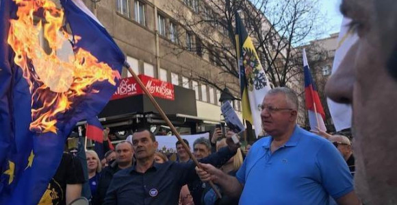 Beograd: Šešelj zapalio zastave