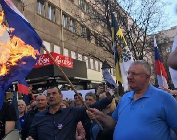 Београд: Шешељ запалио заставе