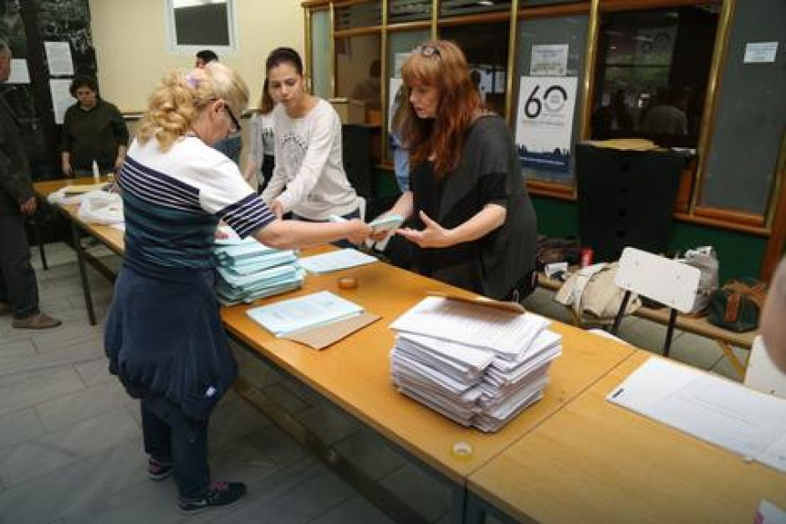 Србија: До 10 сати гласало 8,85% бирача