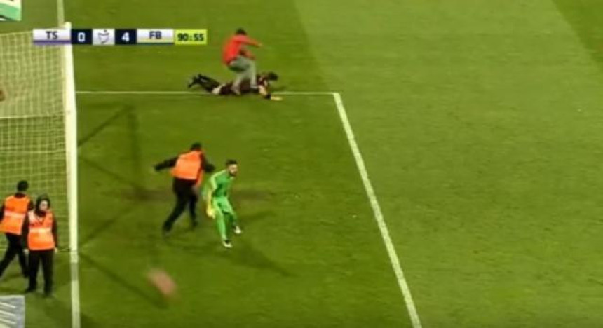 Video - Turska: Navijač brutalno šutirao sudiju na terenu!