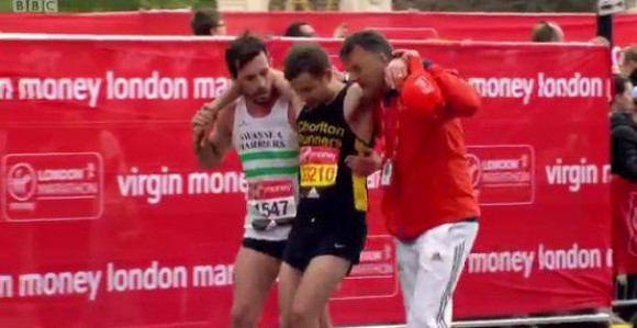Humani maratonac pomogao kolegi da završi trku!