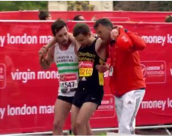 Humani maratonac pomogao kolegi da završi trku!