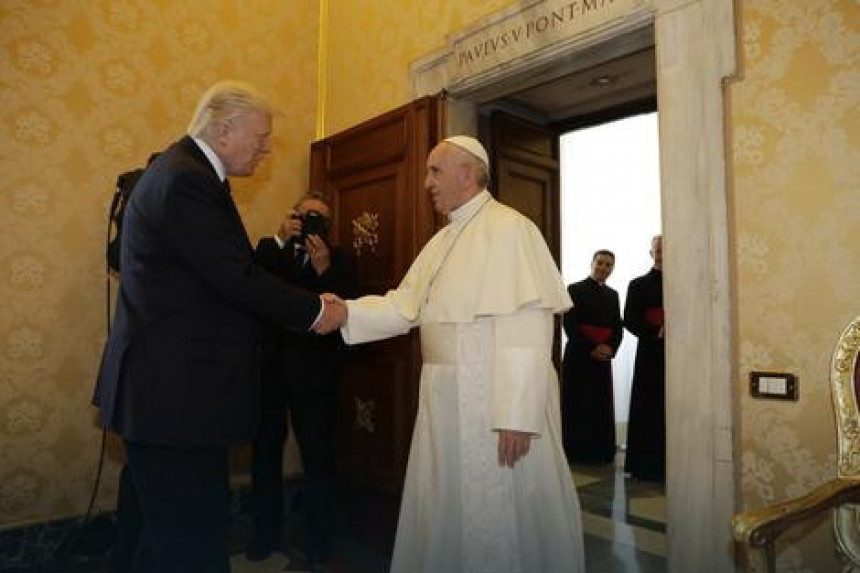 Трамп код папе са породицом