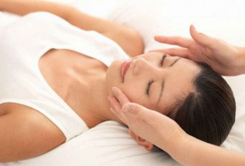 Јапанска масажа "пегла" боре и подочњаке