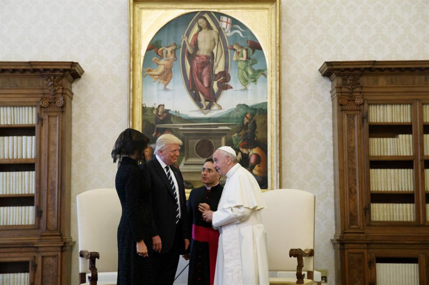 Како је Меланија изашла пред папу