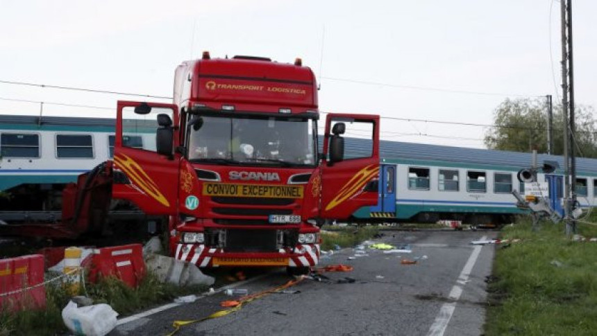 Судар воза и комбија у Италији