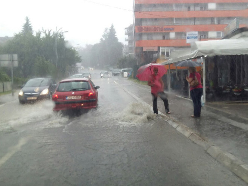 БЛ: Јака киша поплавила улице 