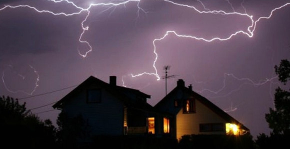 Grom spalio kuću do temelja