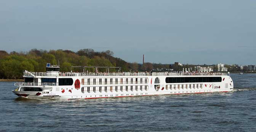 Gori putnički brod na Dunavu