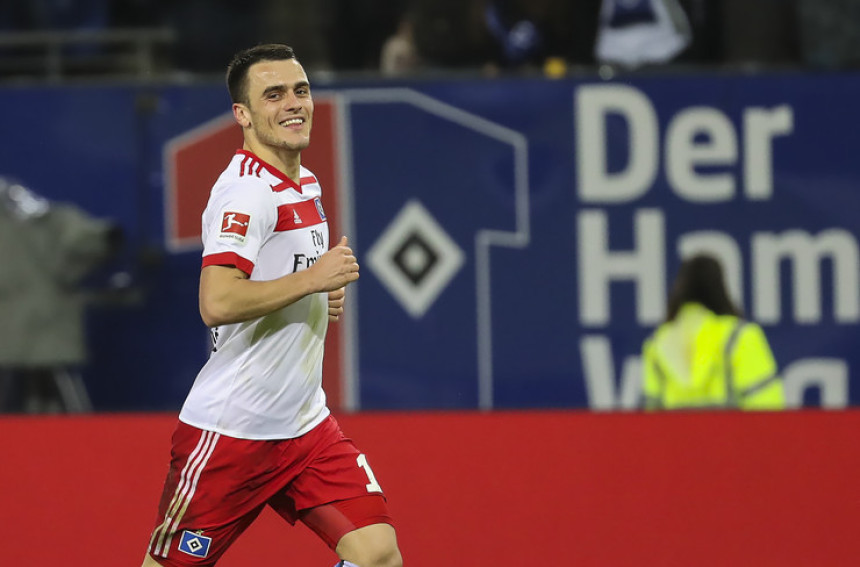Panika u HSV-u: Nema ponude za Kostića!