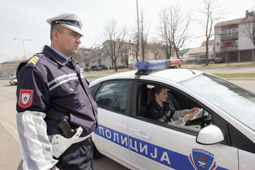 Teško povrijeđen mladić na motoru