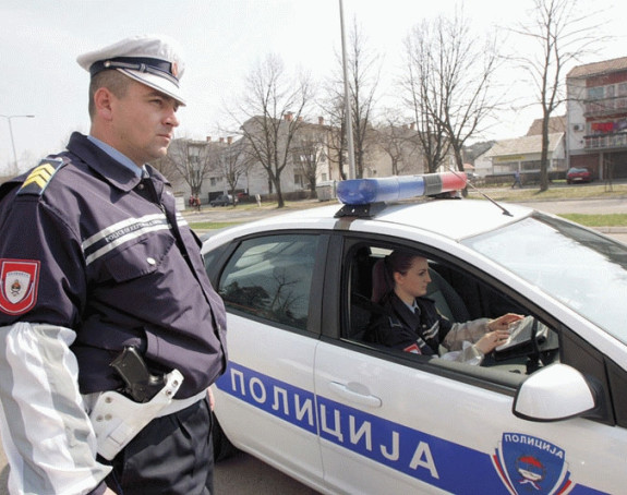 Teško povrijeđen mladić na motoru