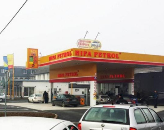  Аутомобилом улетио у бензинску пумпу