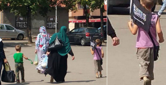 Zenica: Dječak sa zastavom ISIL-a?