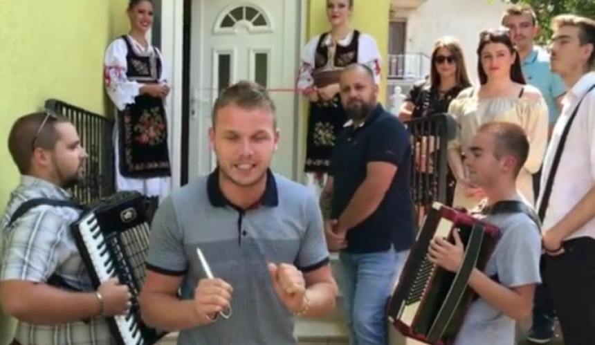 Svečano otvorio vrata i frižider!