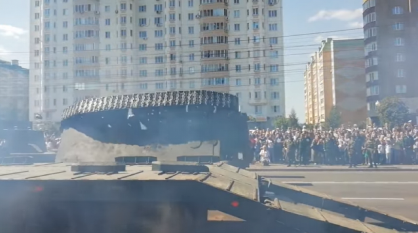 Преврнуо се руски тенк на паради