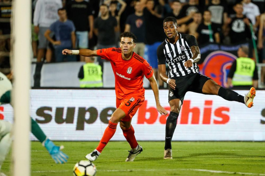 Pepe sa stadiona odvezen u Urgentni!