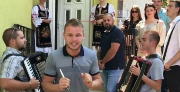 Svečano otvorio vrata i frižider!