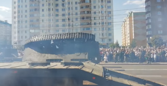 Prevrnuo se ruski tenk na paradi