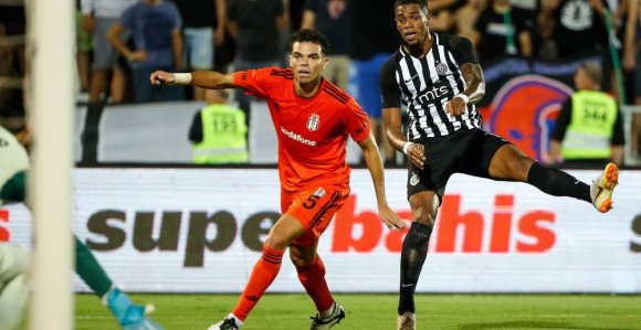 Pepe sa stadiona odvezen u Urgentni!