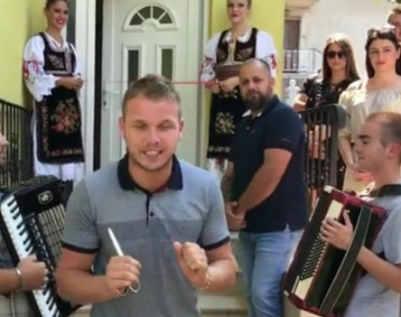 Svečano otvorio vrata i frižider!