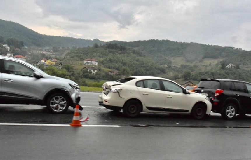 Lančani sudar kod Sarajeva: Ima povrijeđenih