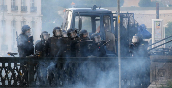 Сукоби и сузавац на улицама током самита Г7