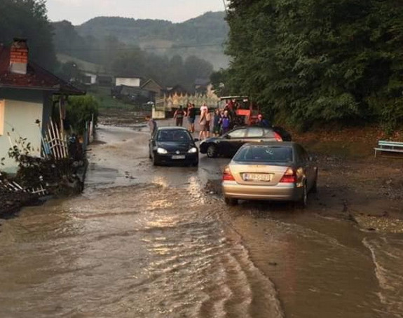 U nevremenu sinoć poplavljeni objekti i putevi u Tešnju