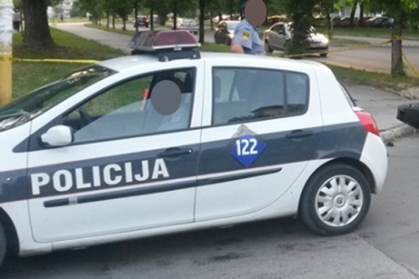 Policijski auto završio u kanalu