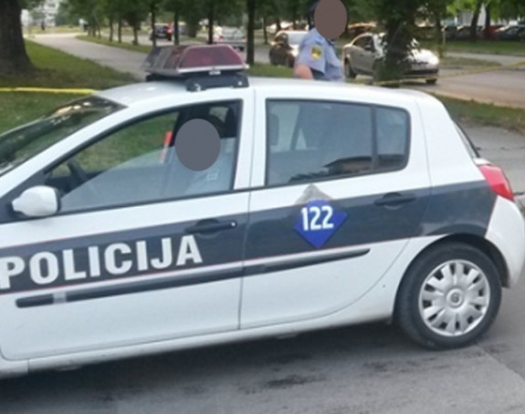 Policijski auto završio u kanalu