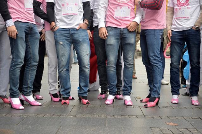 Muškarci na štiklama podržali borbu protiv raka dojke