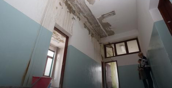 Škola: Pečurke i mahovina po zidovima