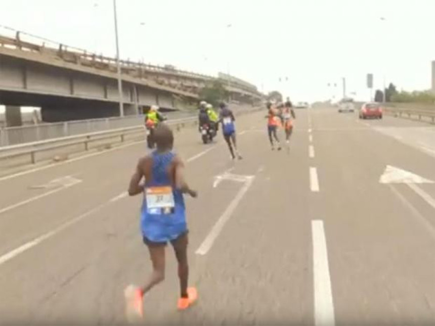 Video: Bizarno - moticiklista "prevario" maratonce!