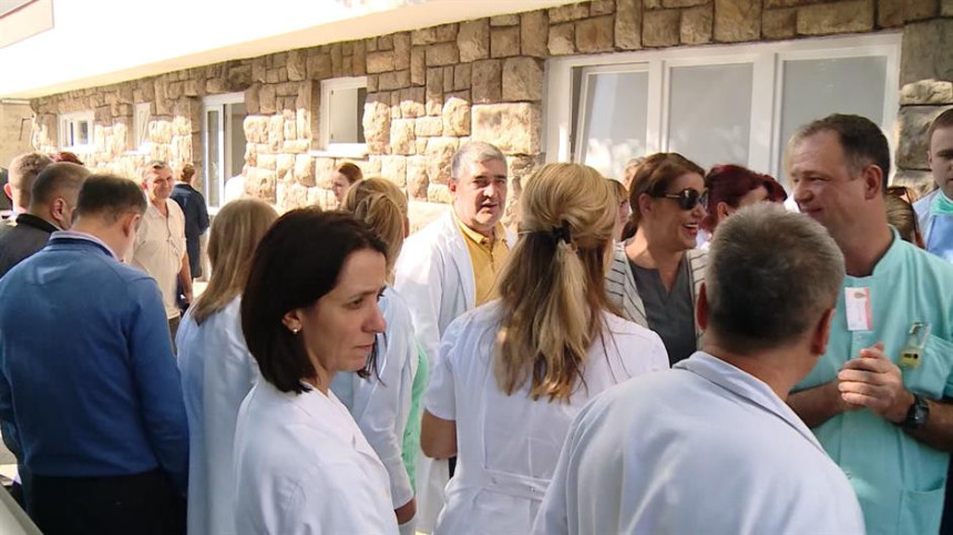 "Selo gori, a baba se češlja" 