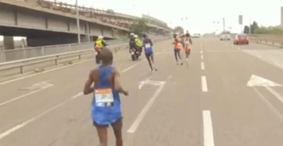 Video: Bizarno - moticiklista "prevario" maratonce!