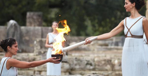 Zapaljen olimpijski plamen uprkos jakoj kiši!