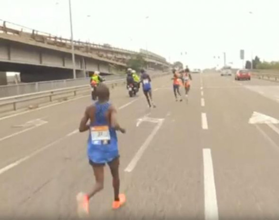 Video: Bizarno - moticiklista "prevario" maratonce!
