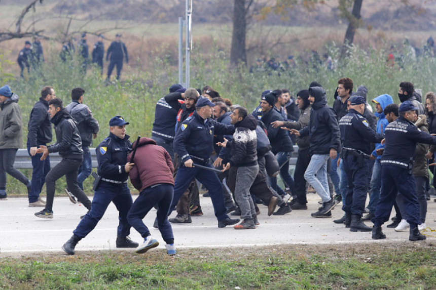 Migranti probili policijski kordon