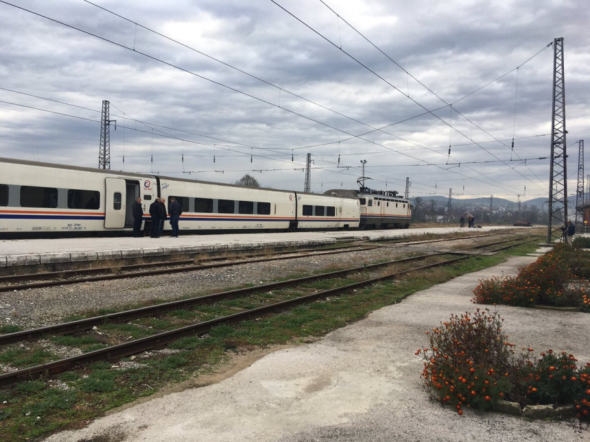 Мигранти сатима блокирани у возу