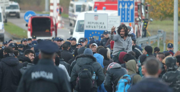 Migranti ispred kordona policije