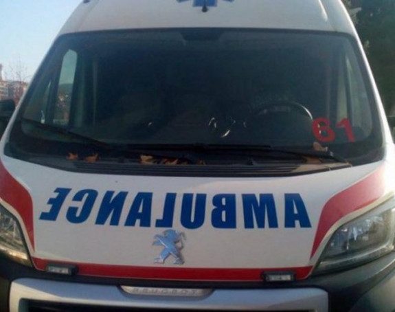 Беба упала у канту фарбе