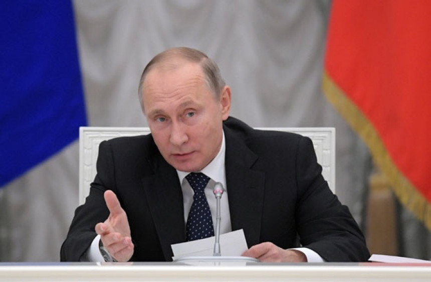 Vladimir Putin: Opet nas uče demokratiji