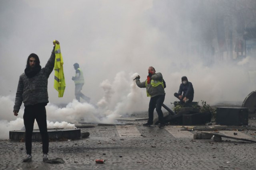 Makron osudio napade na policiju