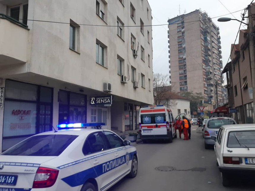 Majka bacila bebu sa zgrade 