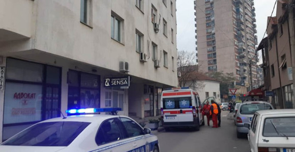 Majka bacila bebu sa zgrade 